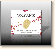 Quand le vigneron laisse sont empreinte révélé par de l'or à chaud sur ses étiquettes...